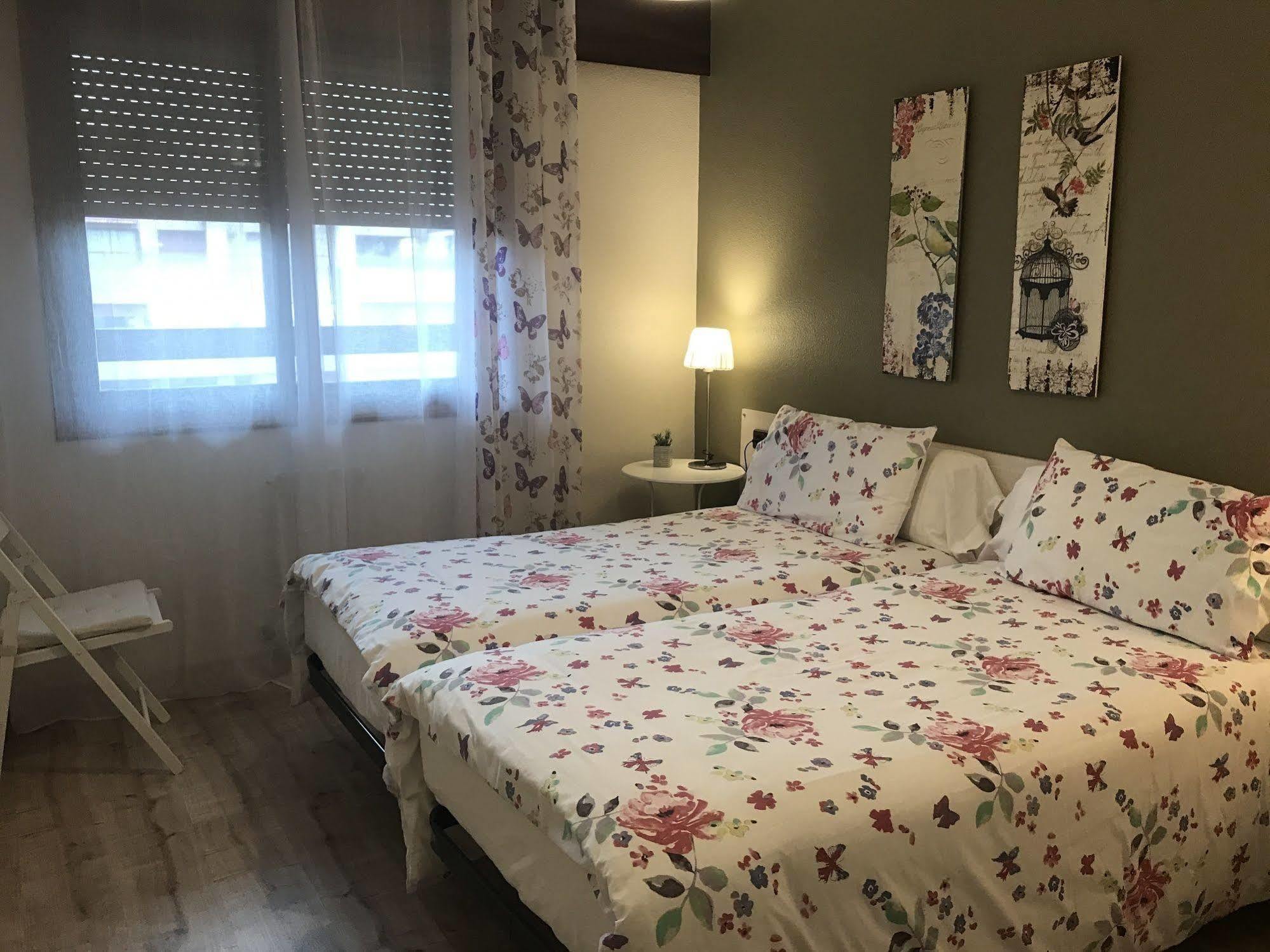 Alojamientos Iruna Pamplona Ngoại thất bức ảnh